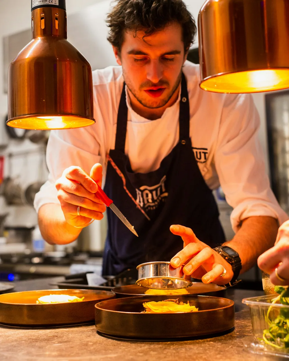 Porträt des Küchenchefs am Herd