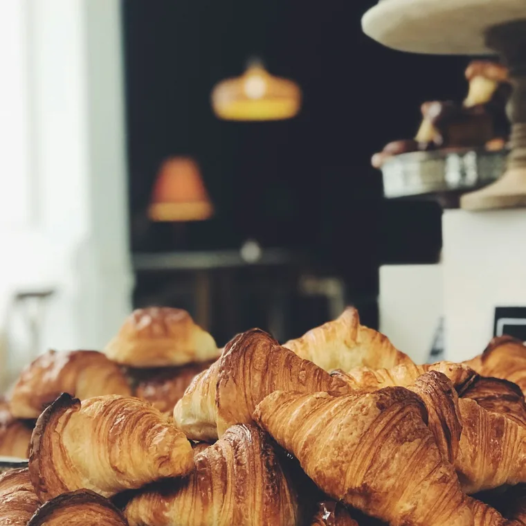 Frisch gebackene goldene Croissants