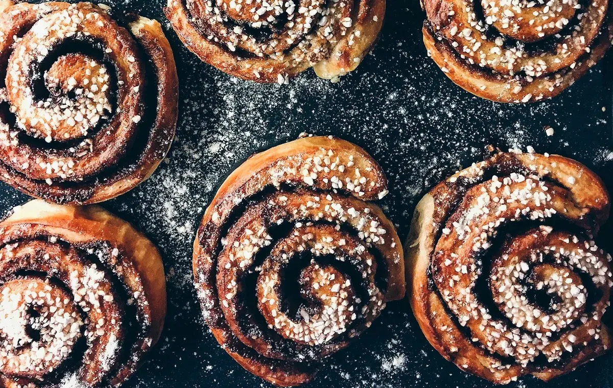 Frisch gebackene Zimtschnecken mit Hagelzucker